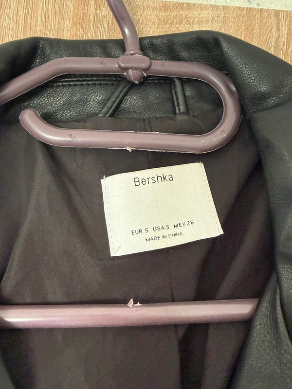 Bershka schwarze Bikerjacke aus Kunstleder – Bershka – taille S / 36 / 8 5