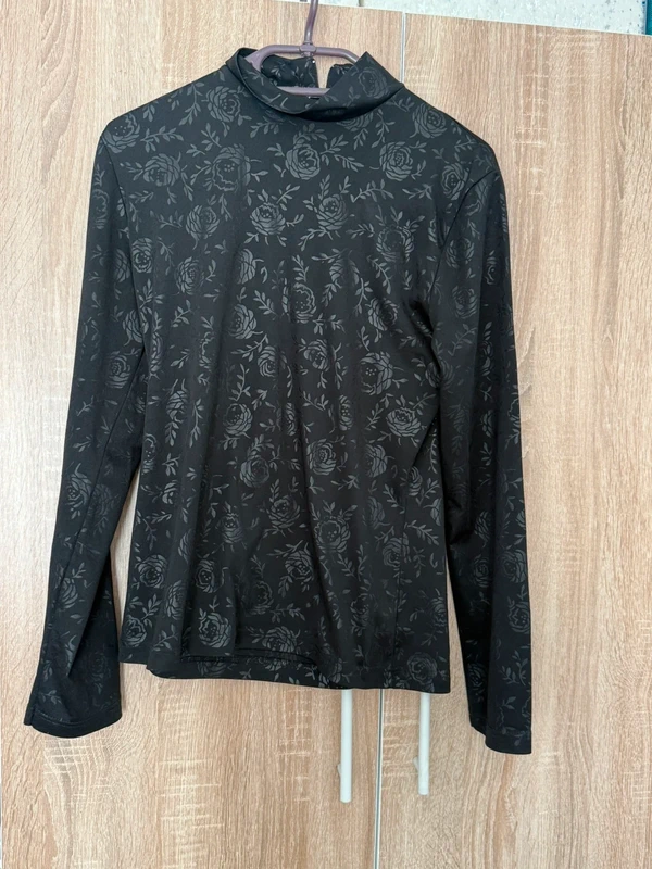 Schwarzes Langarmshirt mit Rosenmuster & Rollkragen – taille L / 40 / 12