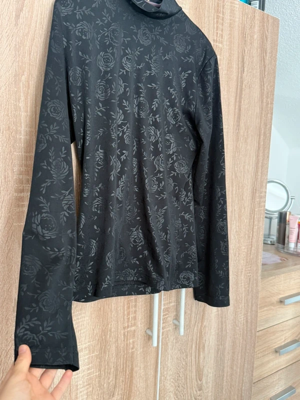 Schwarzes Langarmshirt mit Rosenmuster & Rollkragen – taille L / 40 / 12 2