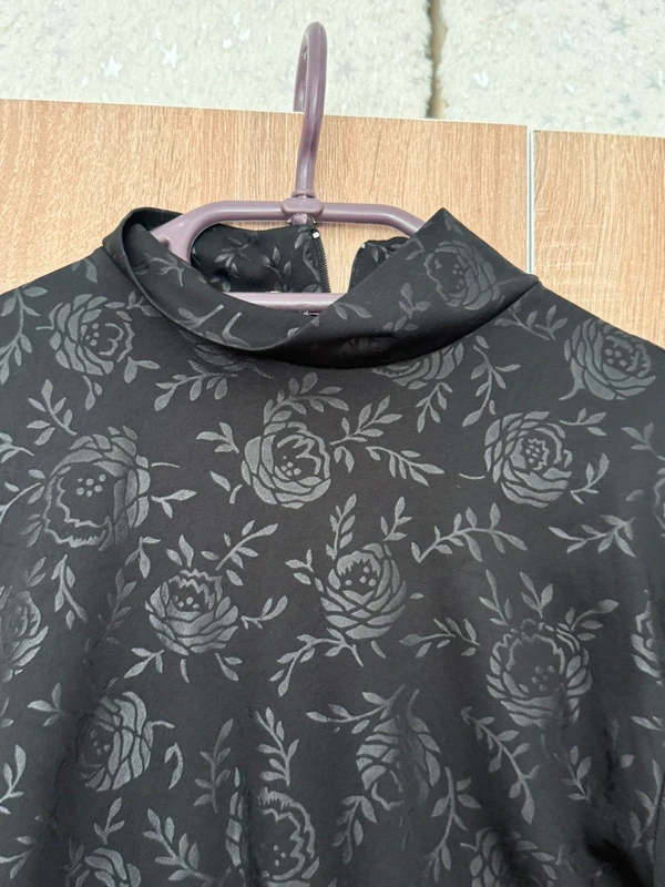 Schwarzes Langarmshirt mit Rosenmuster & Rollkragen – taille L / 40 / 12 3