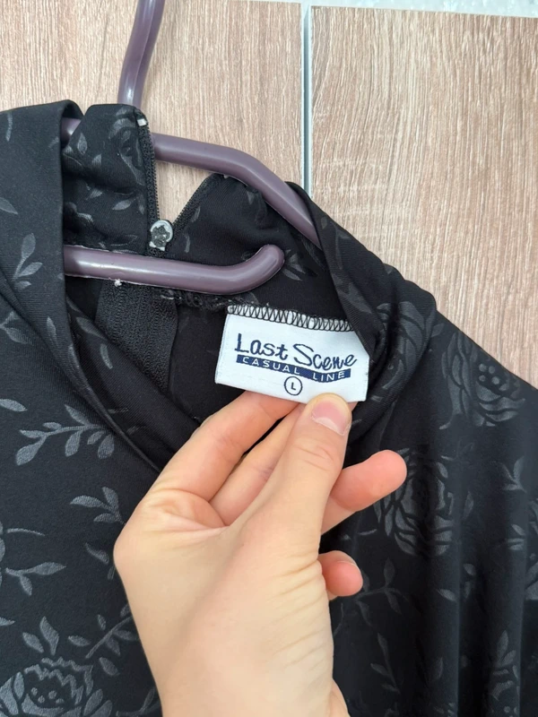 Schwarzes Langarmshirt mit Rosenmuster & Rollkragen – taille L / 40 / 12 4