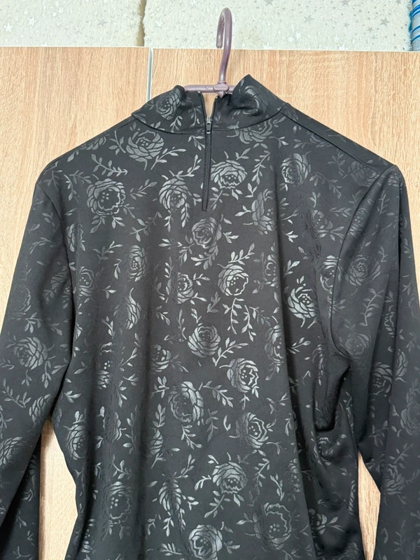 Schwarzes Langarmshirt mit Rosenmuster & Rollkragen – taille L / 40 / 12 5