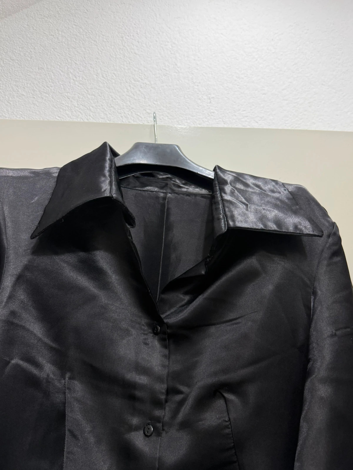 Schwarze Satinbluse tailliert glänzend – taille L / 40 / 12 3