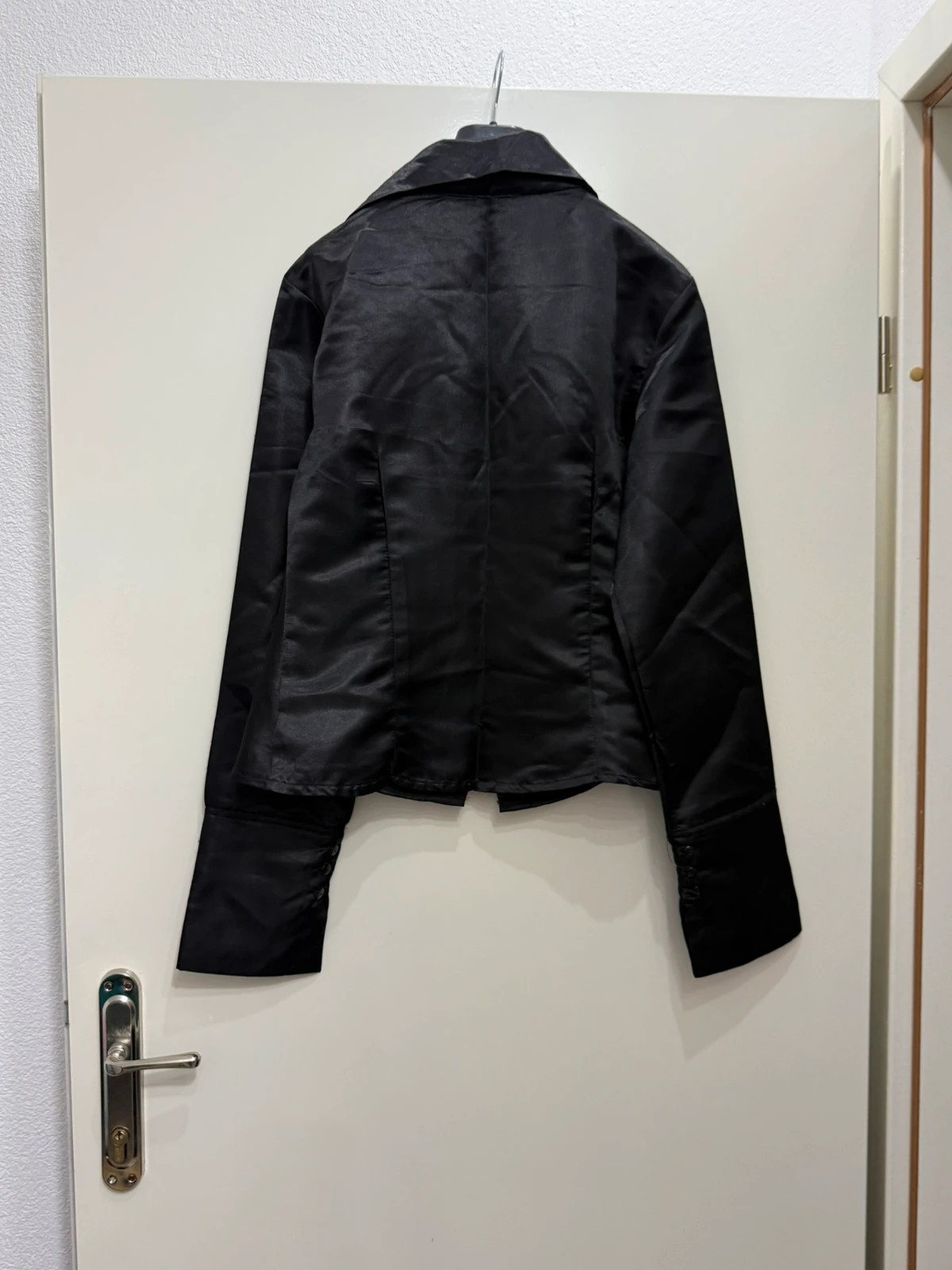 Schwarze Satinbluse tailliert glänzend – taille L / 40 / 12 5