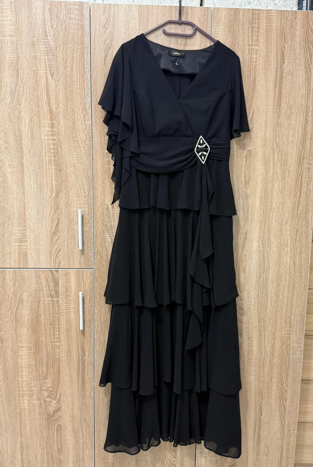 Schwarzes langes Abendkleid mit Volants & Schmuckdetail – Ansia – taille XL / 42 / 14