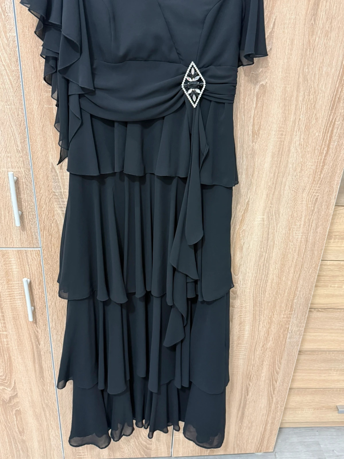 Schwarzes langes Abendkleid mit Volants & Schmuckdetail – Ansia – taille XL / 42 / 14 2