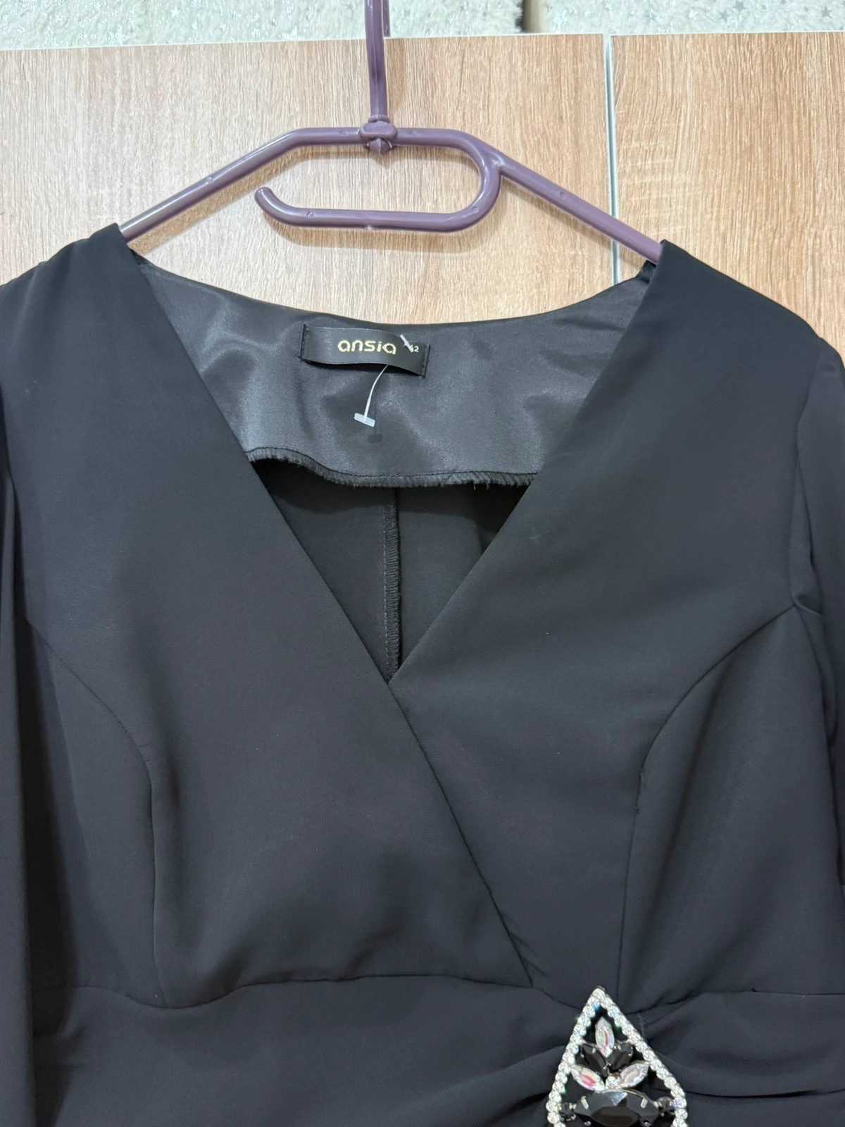 Schwarzes langes Abendkleid mit Volants & Schmuckdetail – Ansia – taille XL / 42 / 14 3
