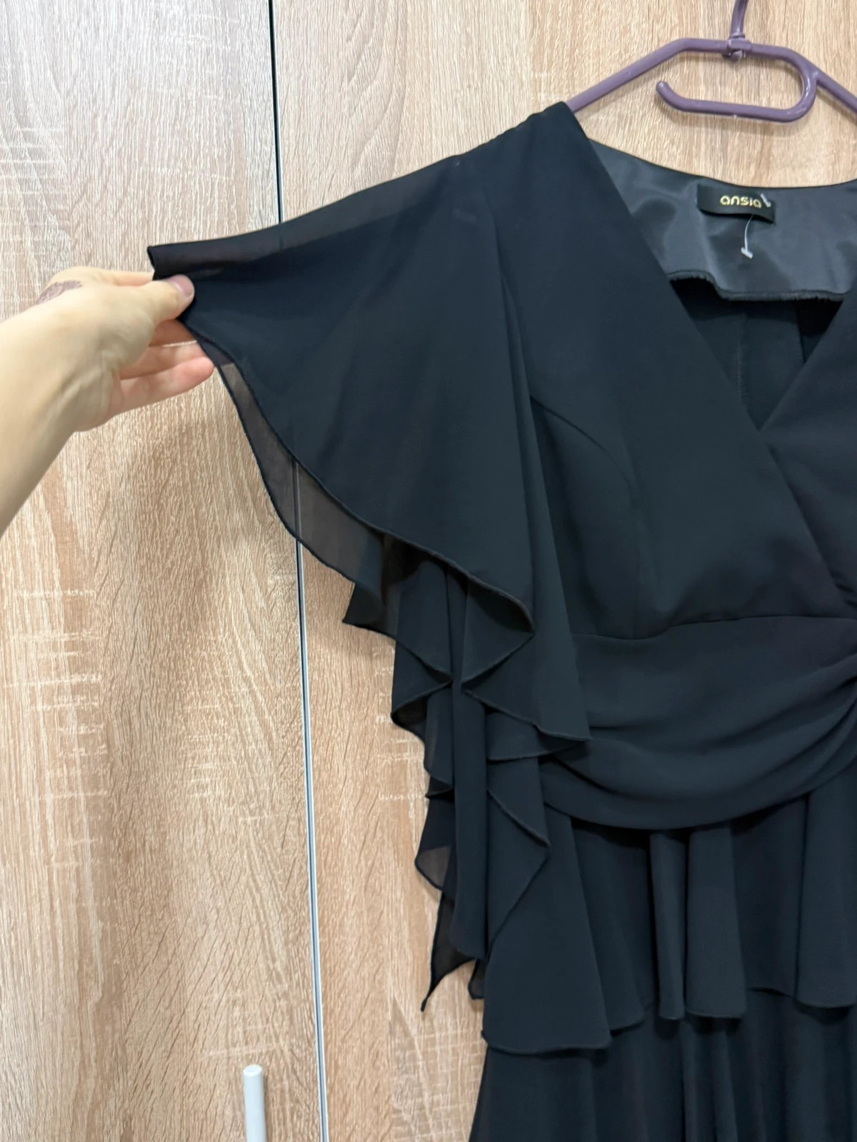 Schwarzes langes Abendkleid mit Volants & Schmuckdetail – Ansia – taille XL / 42 / 14 4