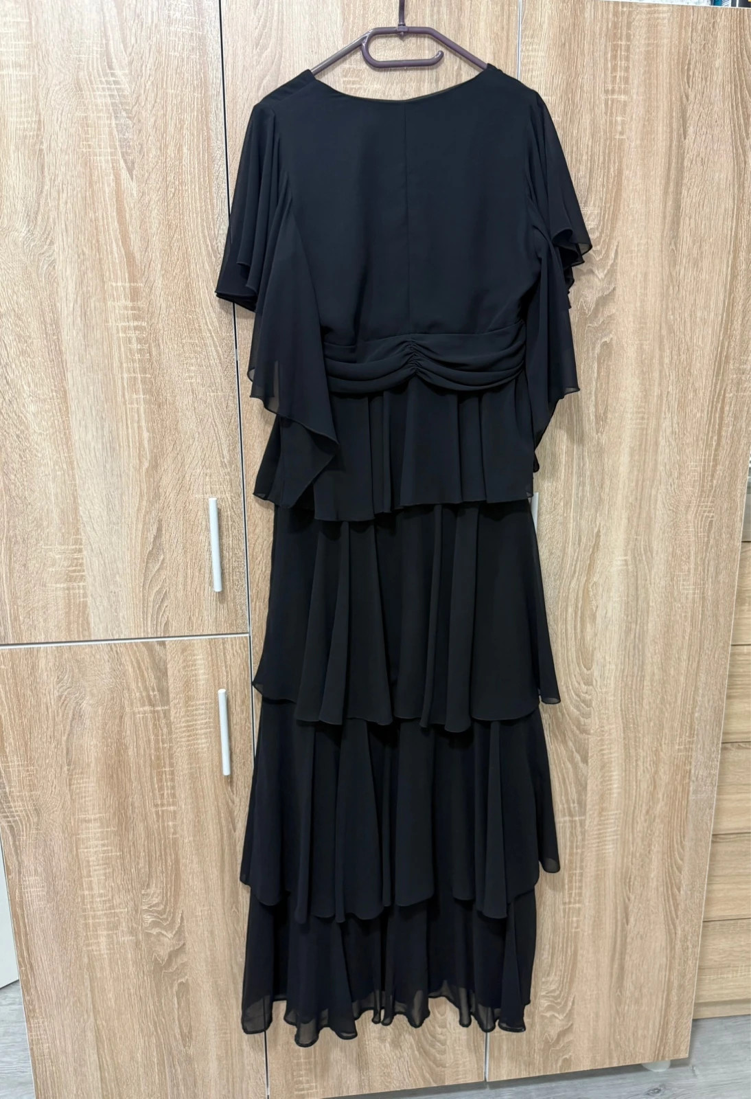 Schwarzes langes Abendkleid mit Volants & Schmuckdetail – Ansia – taille XL / 42 / 14 5