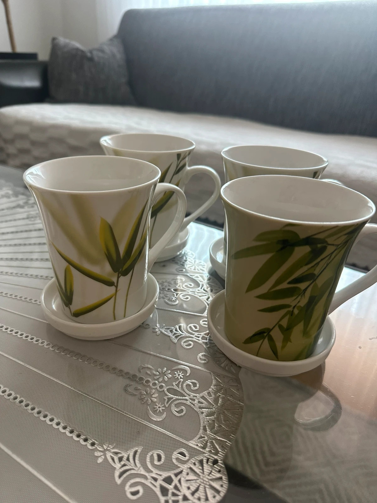 4 Teetassen mit Untersetzern
