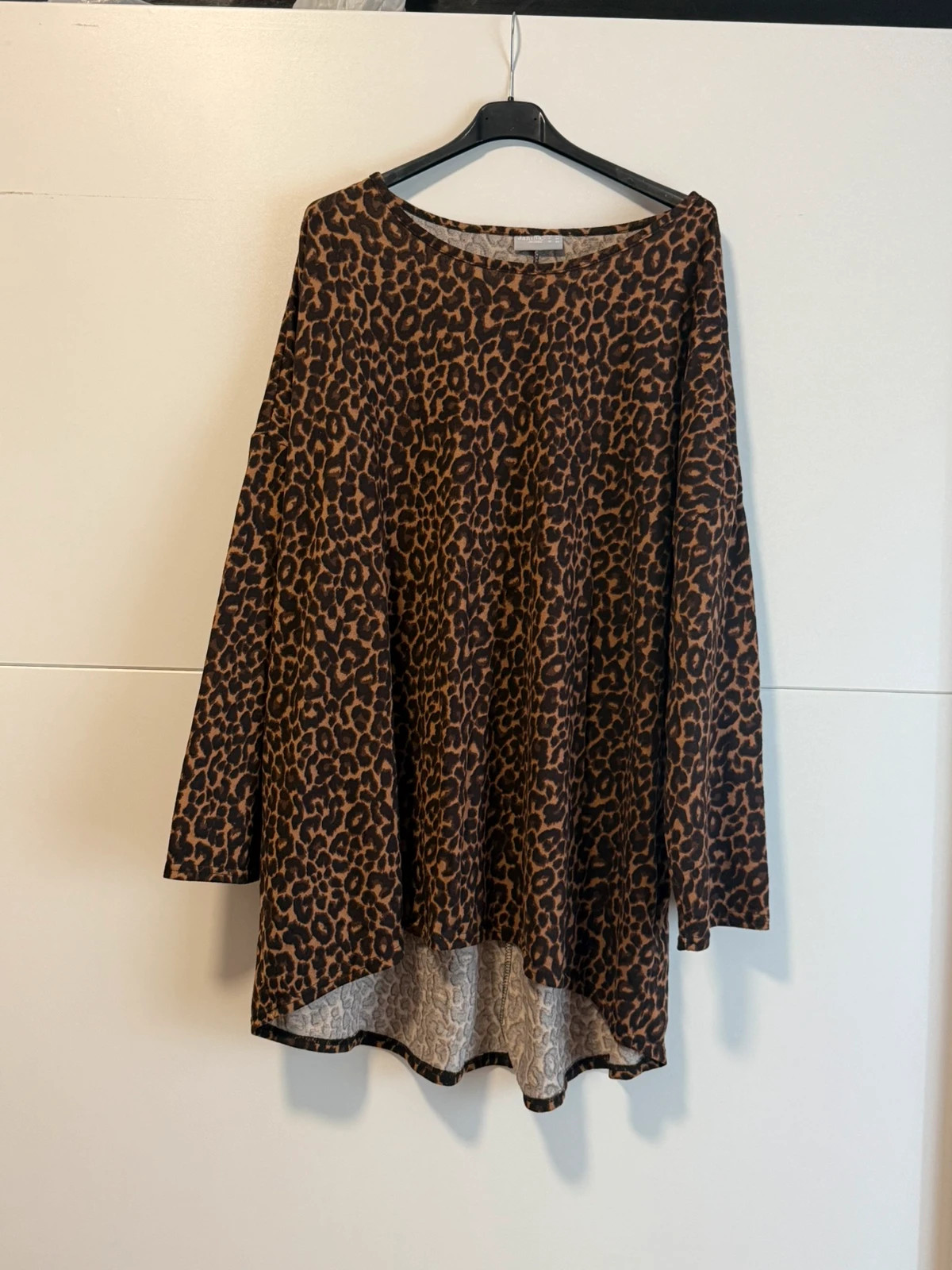 Janina Curved Longshirt Leopardprint