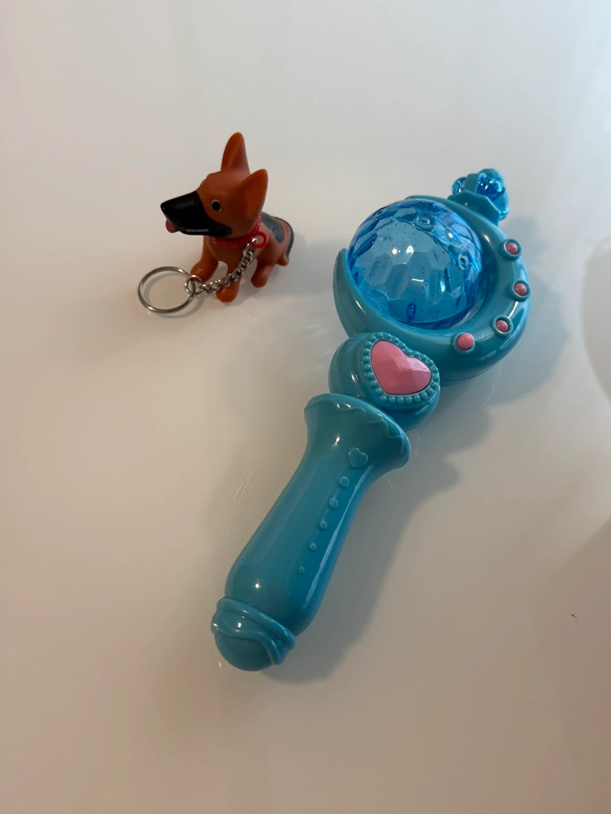 Zauberstab mit Licht + Hunde-Schlüsselanhänger – taille 5 ans / 110 cm