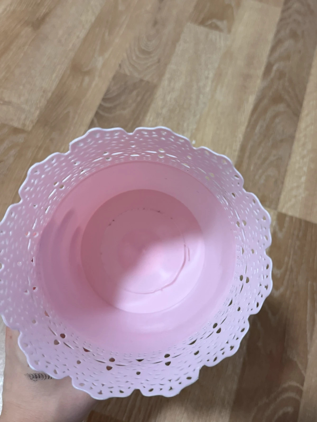 Rosa Übertopf mit Spitzenmuster 2