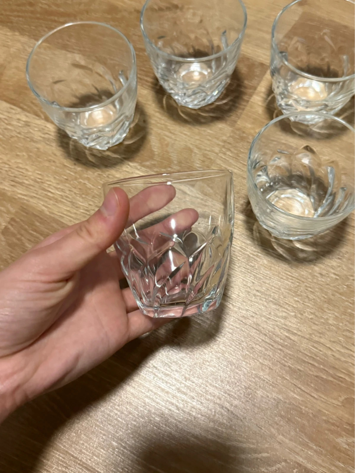 Fünf Trinkgläser 2