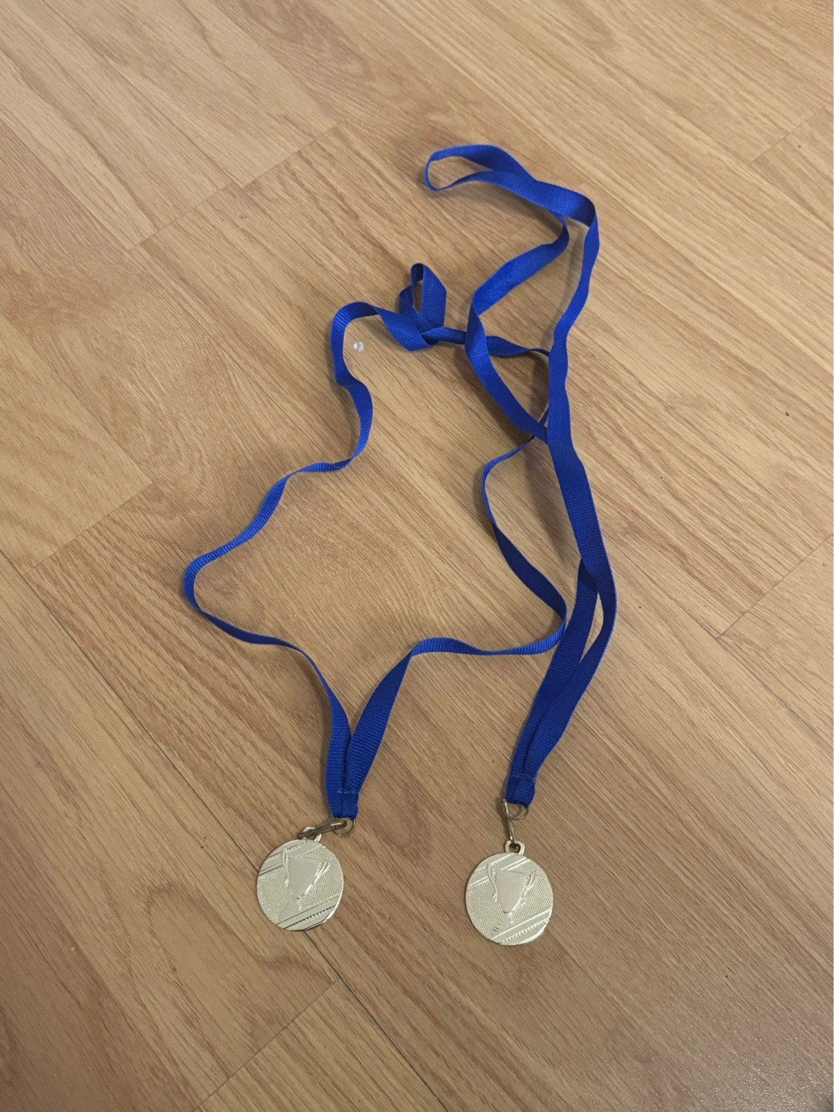 2x Goldfarbene Medaillen mit Band