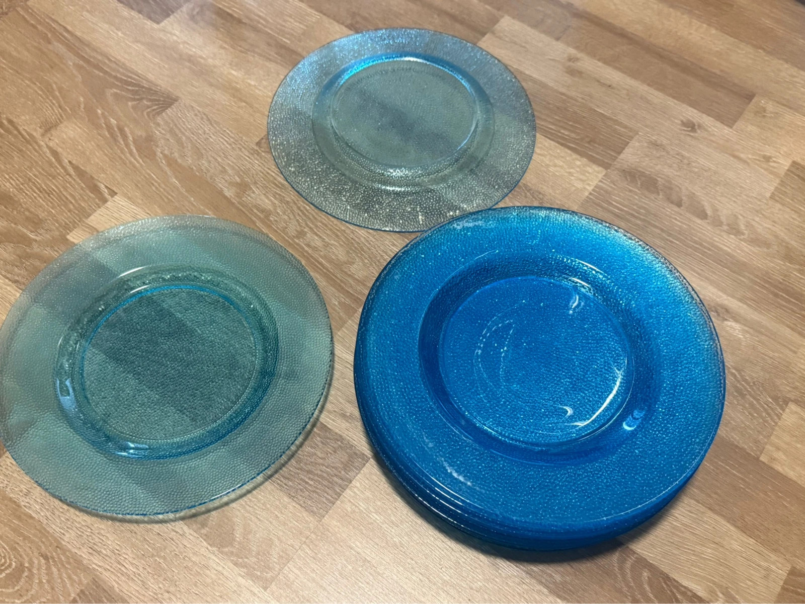 14 blaue Glas-Teller