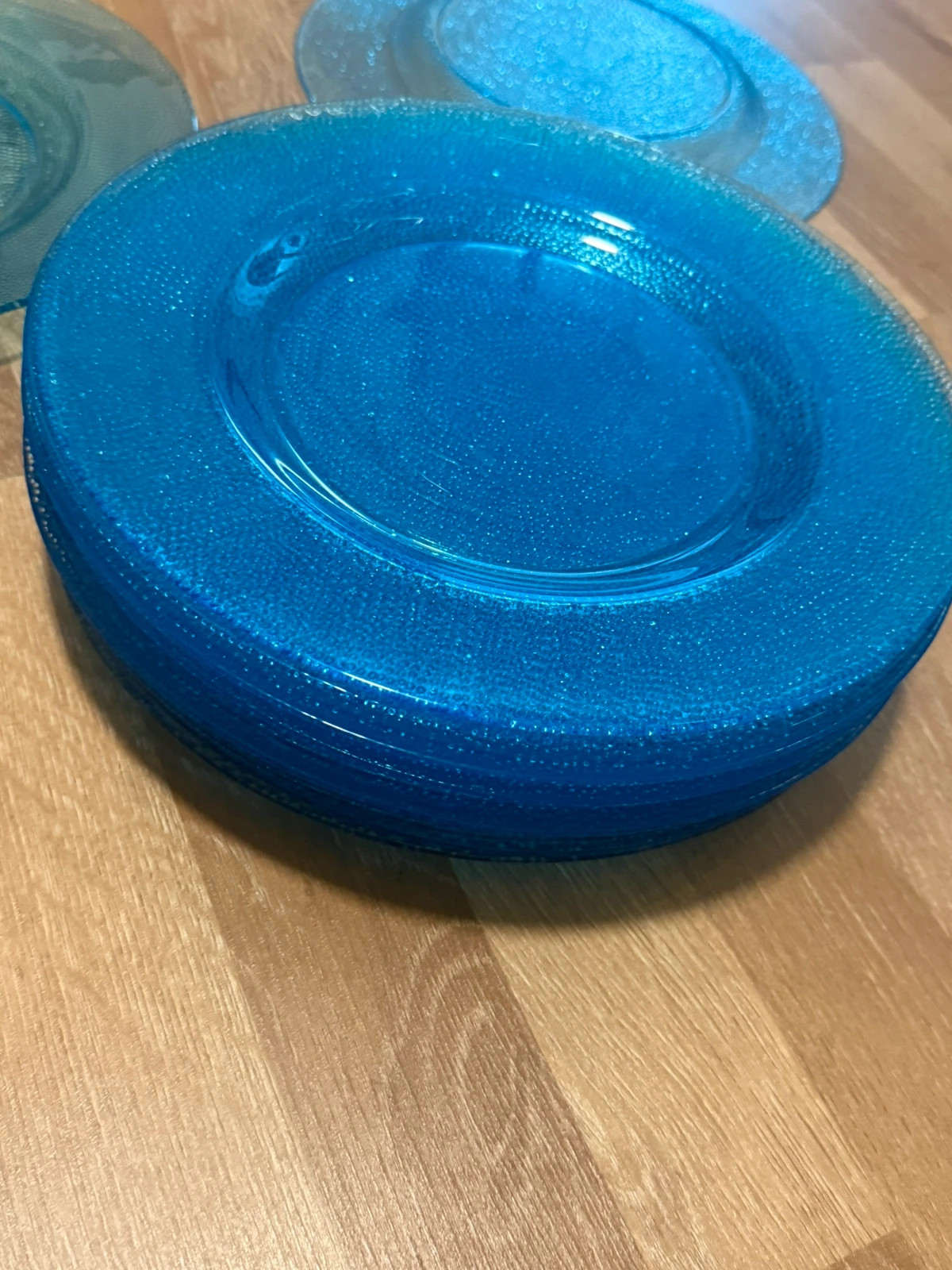 14 blaue Glas-Teller – Action 4