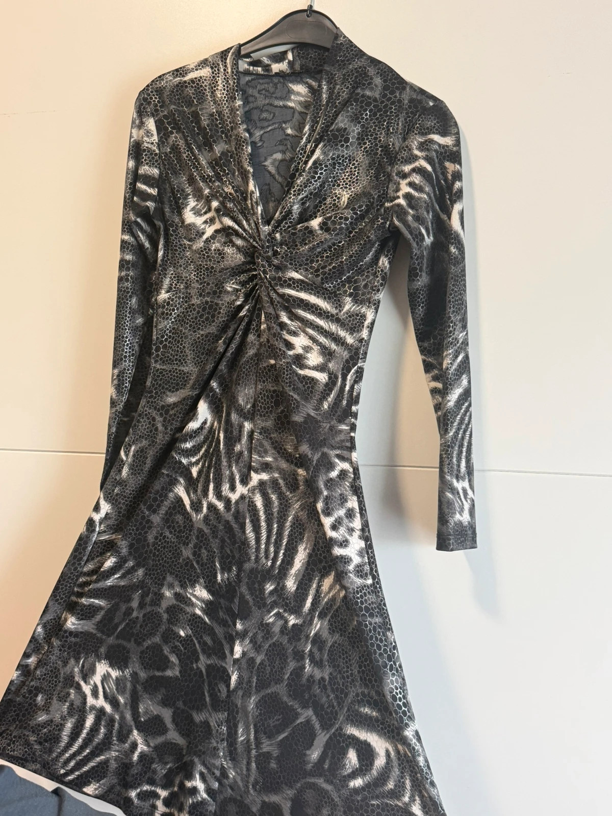 Damen Kleid schwarz-grau mit Animal Print & Raffungen – taille Taille unique