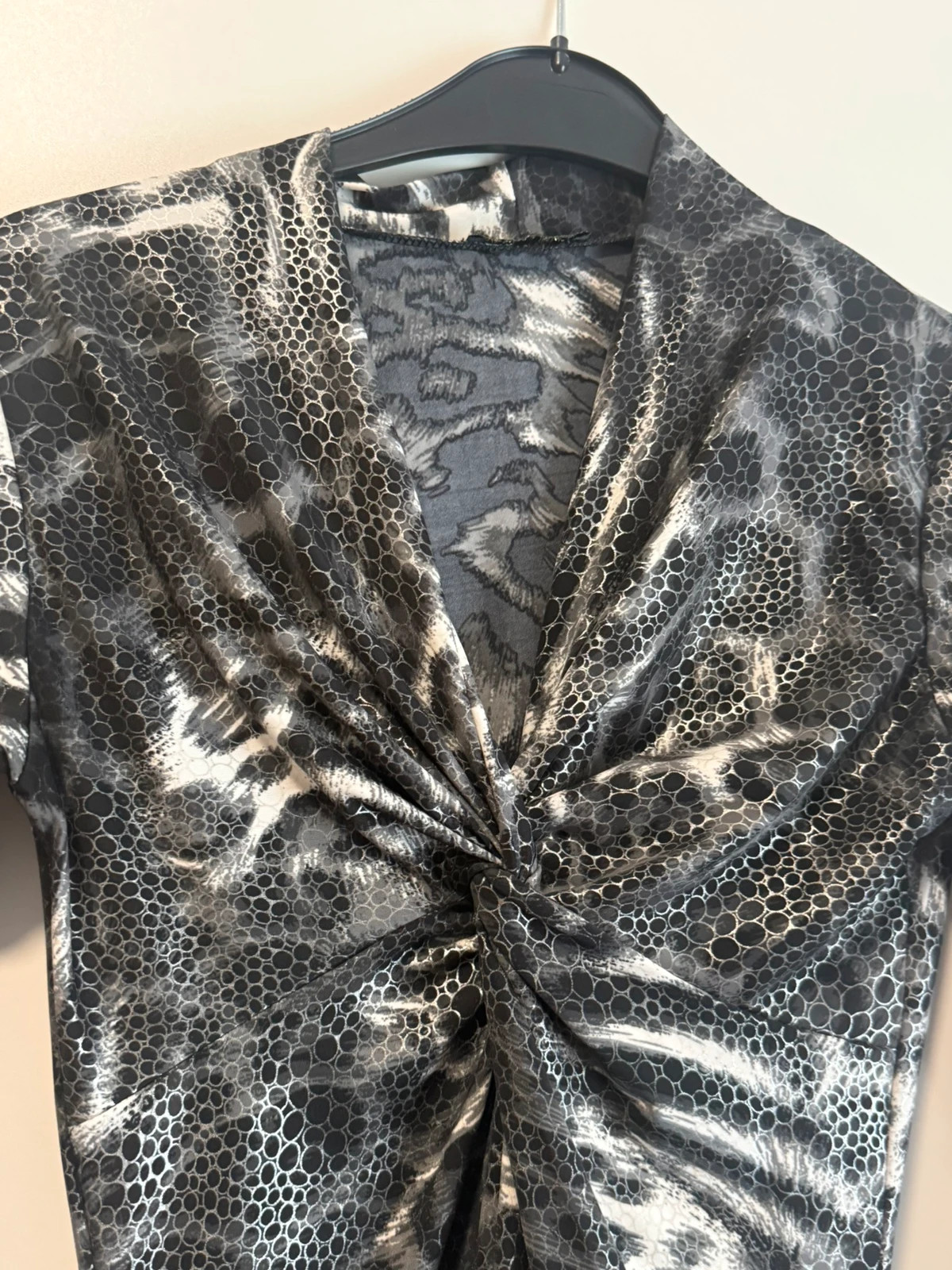Damen Kleid schwarz-grau mit Animal Print & Raffungen – taille Taille unique 4