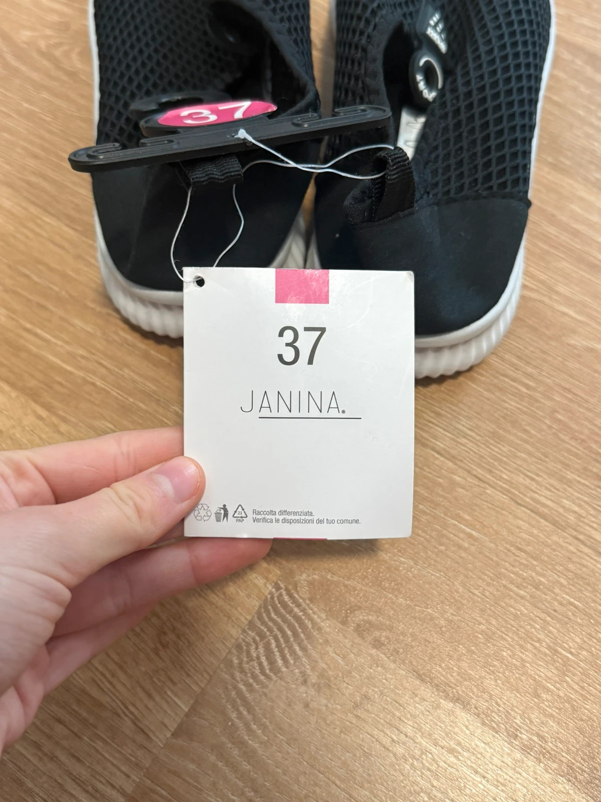 Neue schwarze Slip-On Sneaker – Janina – taille Autre 4
