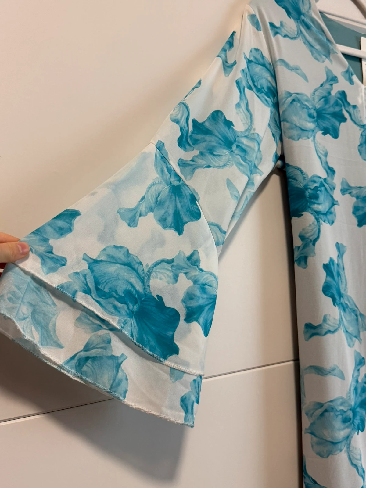 Blau-weißes Maxi Kleid mit Blumenmuster & Trompetenärmeln – taille Taille unique 2