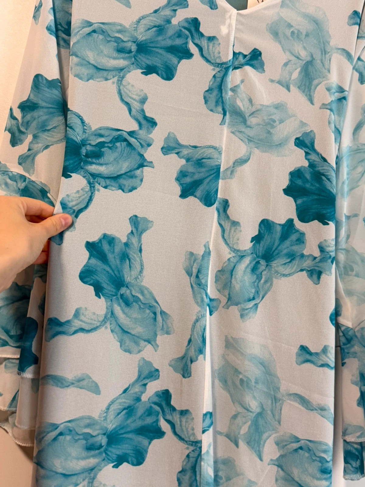 Blau-weißes Maxi Kleid mit Blumenmuster & Trompetenärmeln – taille Taille unique 3