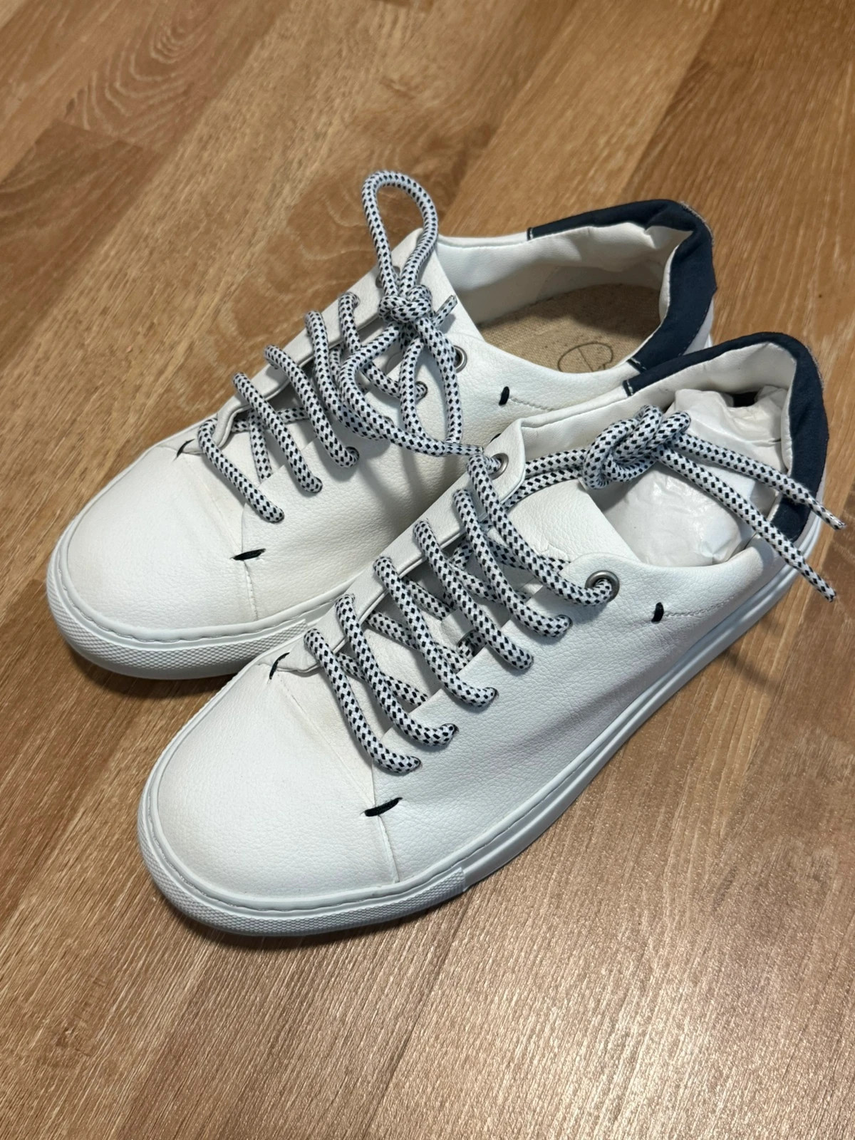 Weiße Sneaker mit navyblauen Details – Noah – taille 36