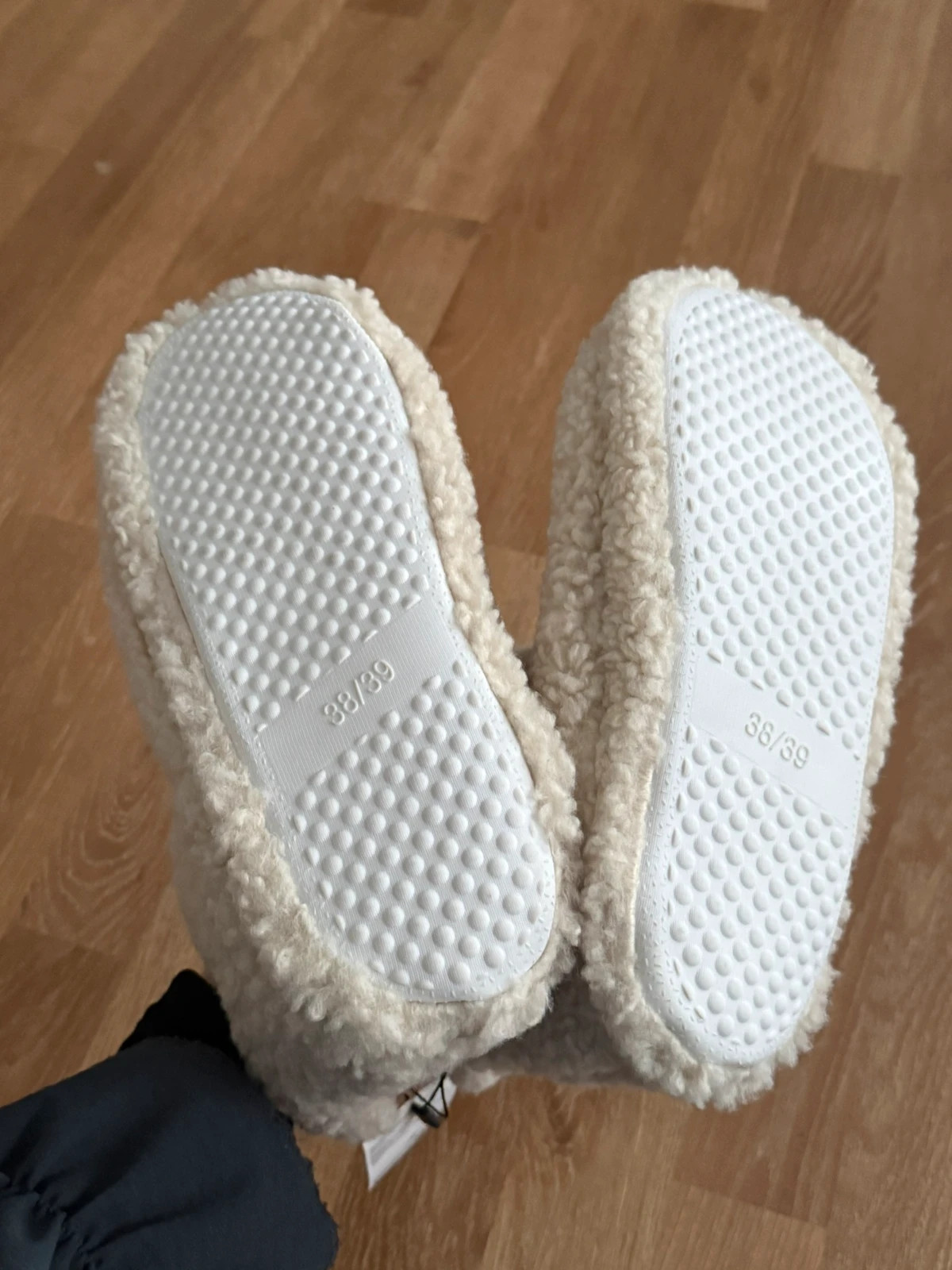Neue Kuschel Hausschuhe / Teddy Slipper – Infinity – taille 38 5