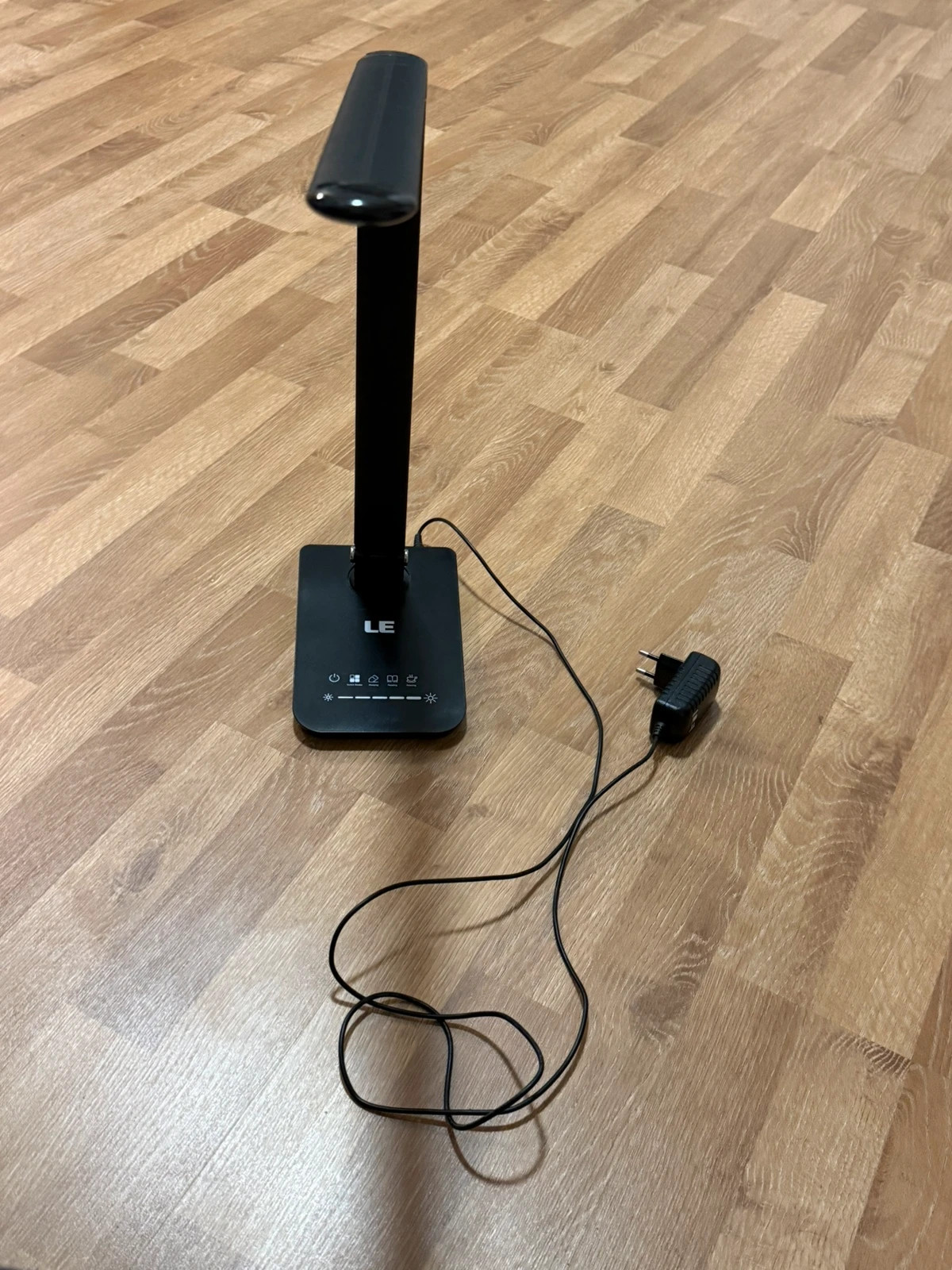 Moderne schwarze LED-Schreibtischlampe – L'E