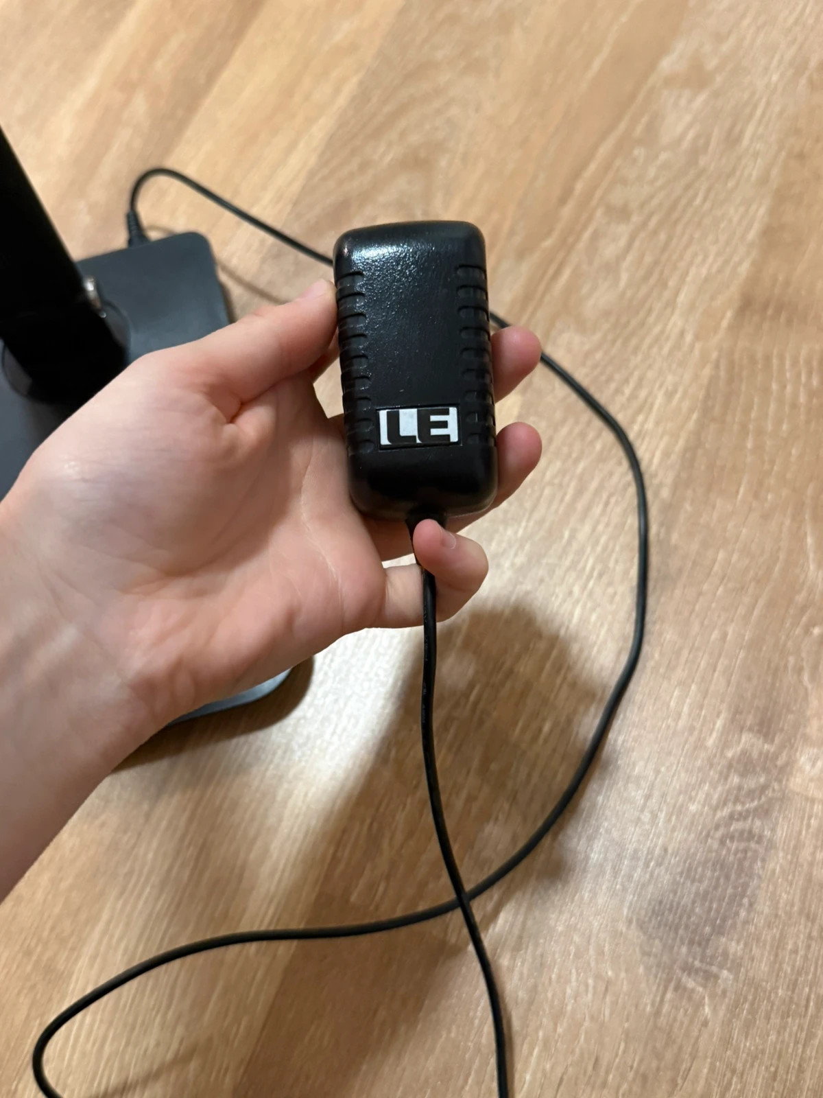 Moderne schwarze LED-Schreibtischlampe – L'E 4
