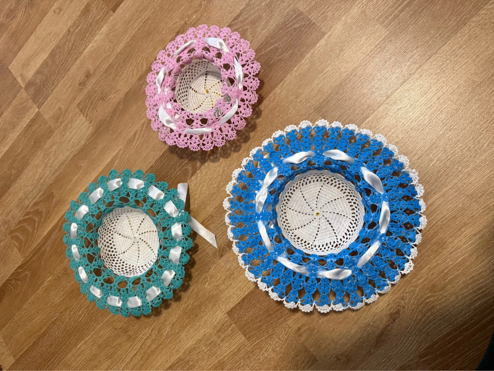 Handgemachte gehäkelte Deko-Hütchen – Handarbeit 2