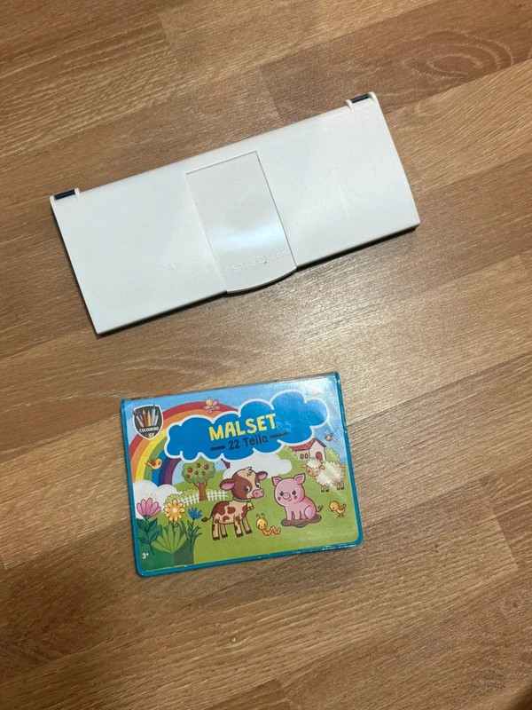 Kreativset Kinder mit Wasserfarben & Stiften