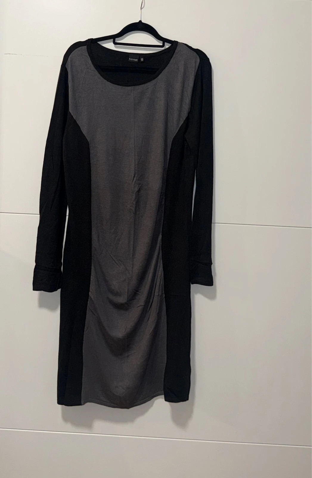 schwarzes, langes Kleid mit langen Ärmeln.