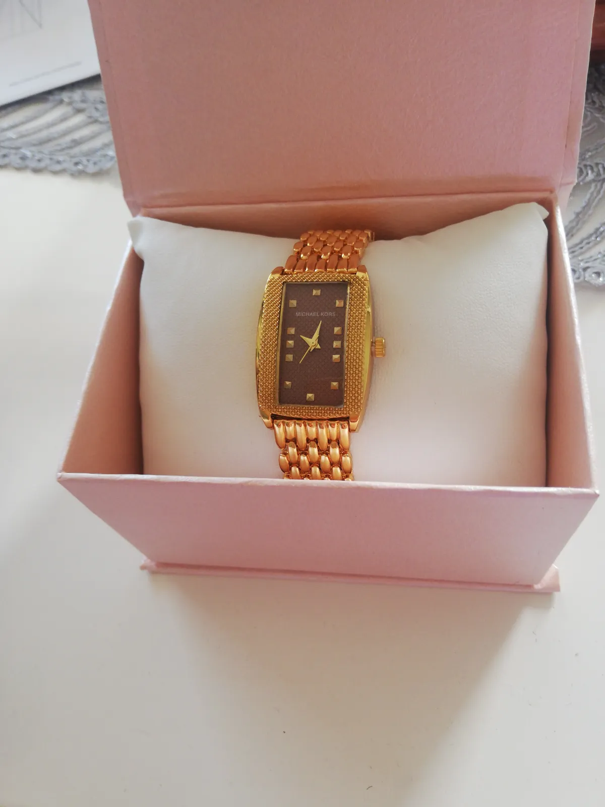 Montre dorée rectangulaire femme