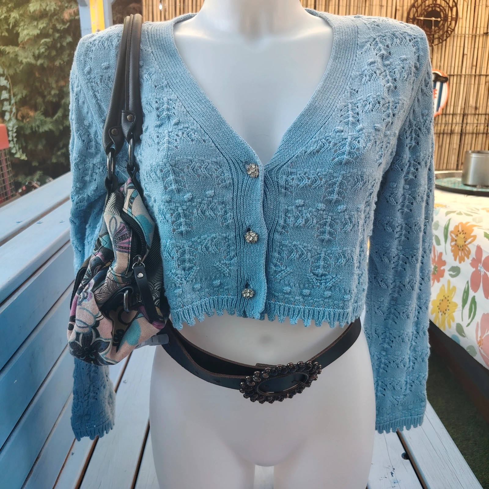 Vintage Cardigan court bleu ciel ajouré Sweewë Taille M (Boutons bijoux)