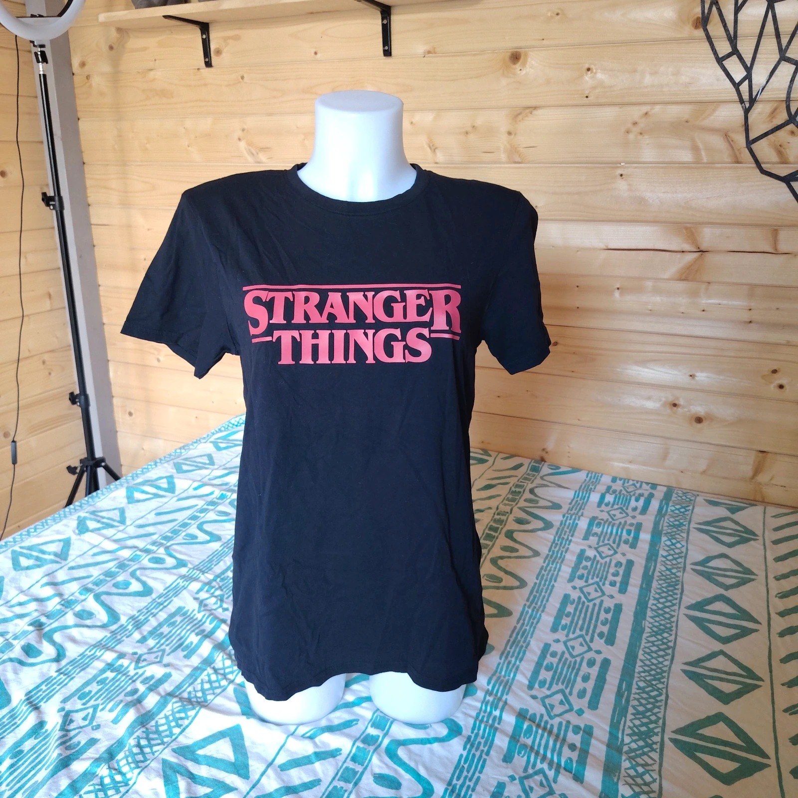 T-shirt noir Stranger Things - Netflix - Taille M – Stranger Things – taille M / 38 / 10 2