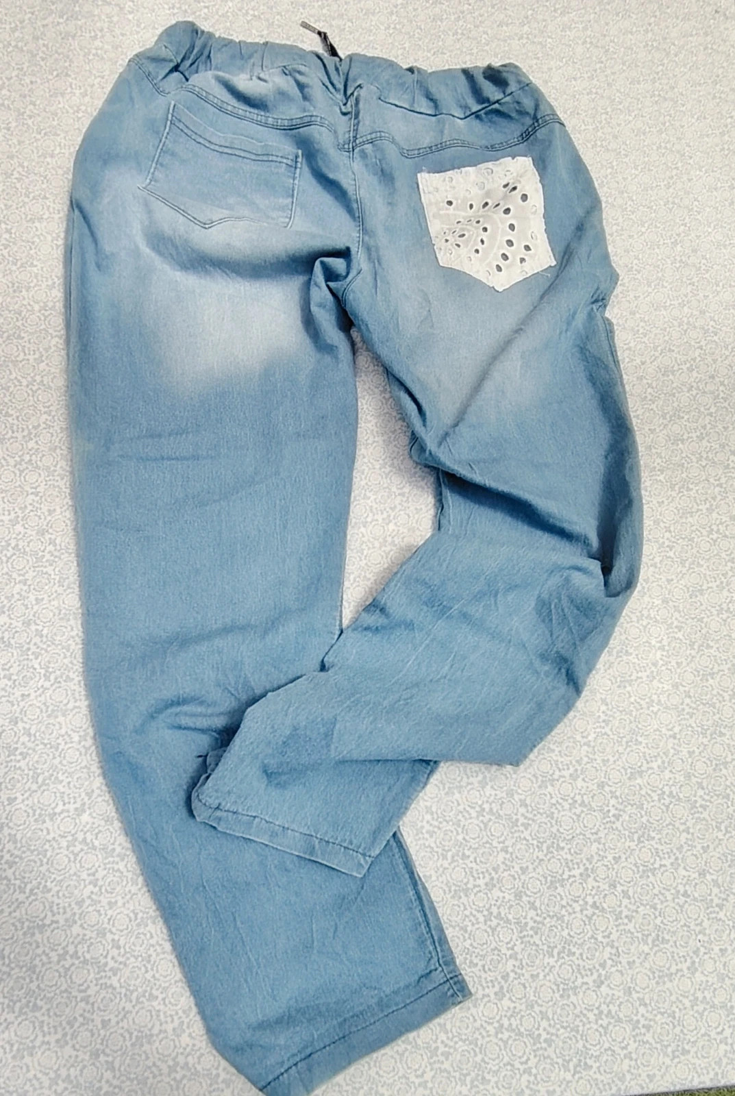 Pantalon style jean fluide bleu clair – Détails dentelle et broderie – Made in Italy – Taille M/L – M-Made in Italy – taille M / 38 / 10 2