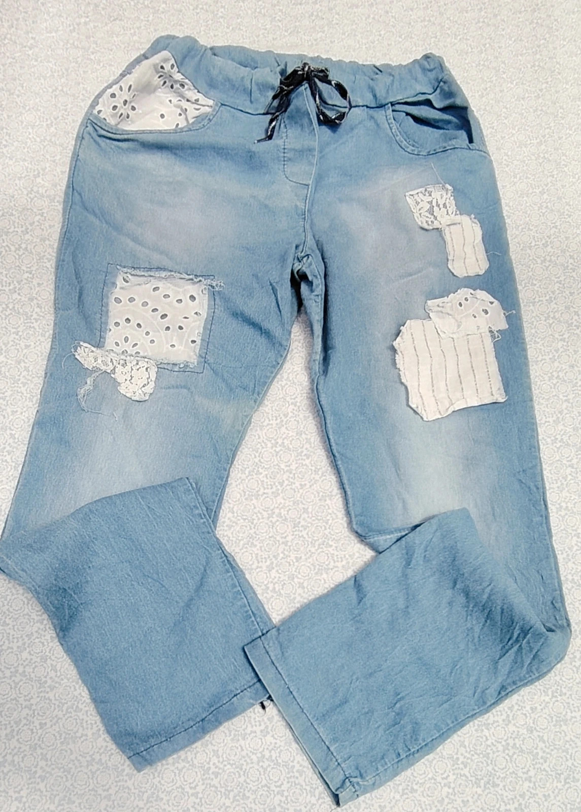 Pantalon style jean fluide bleu clair – Détails dentelle et broderie – Made in Italy – Taille M/L