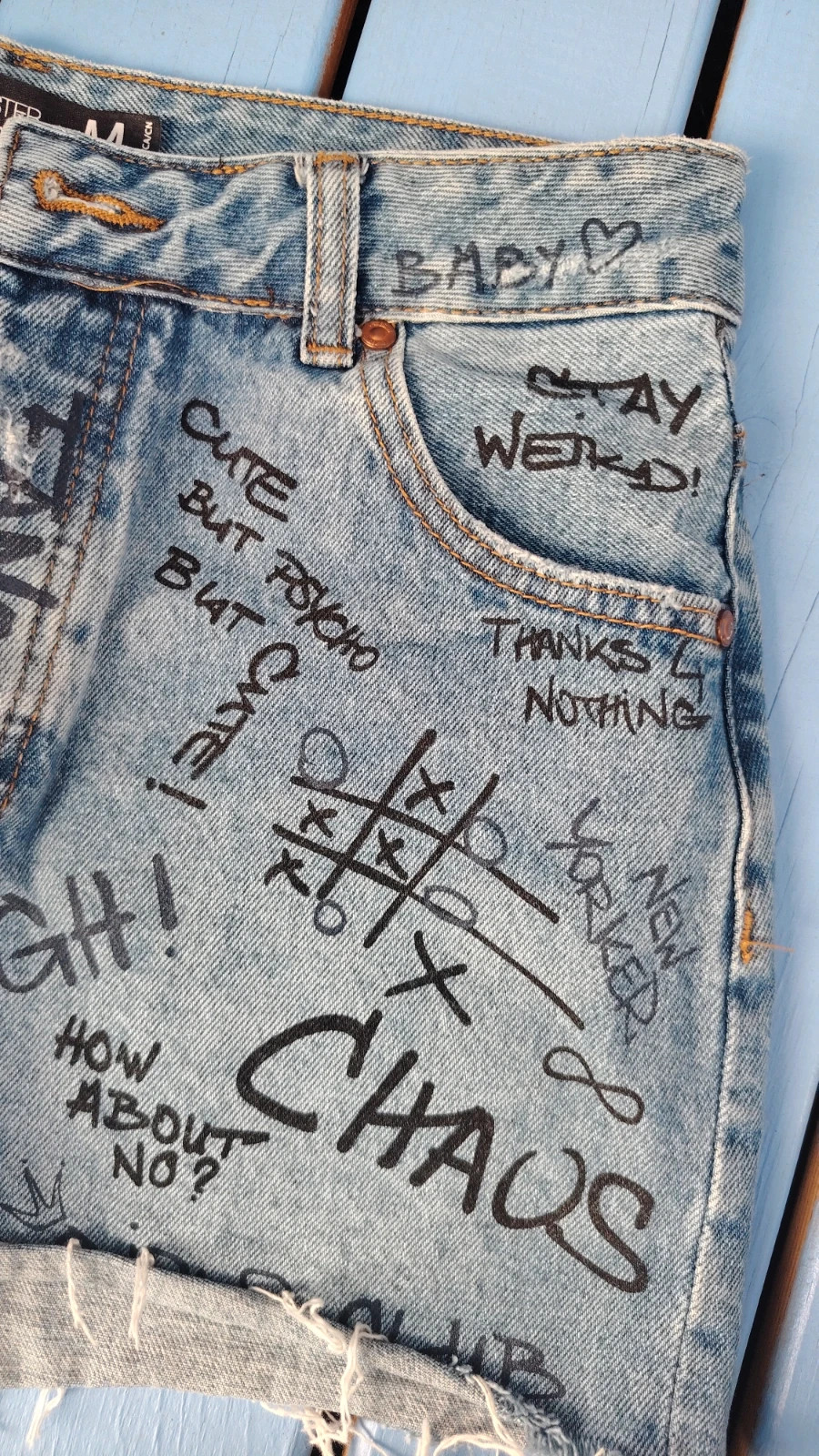 Short en Jean Graffiti Style Grunge / Y2K – FB Sister – FB Sister – taille S / 36 / 8 5