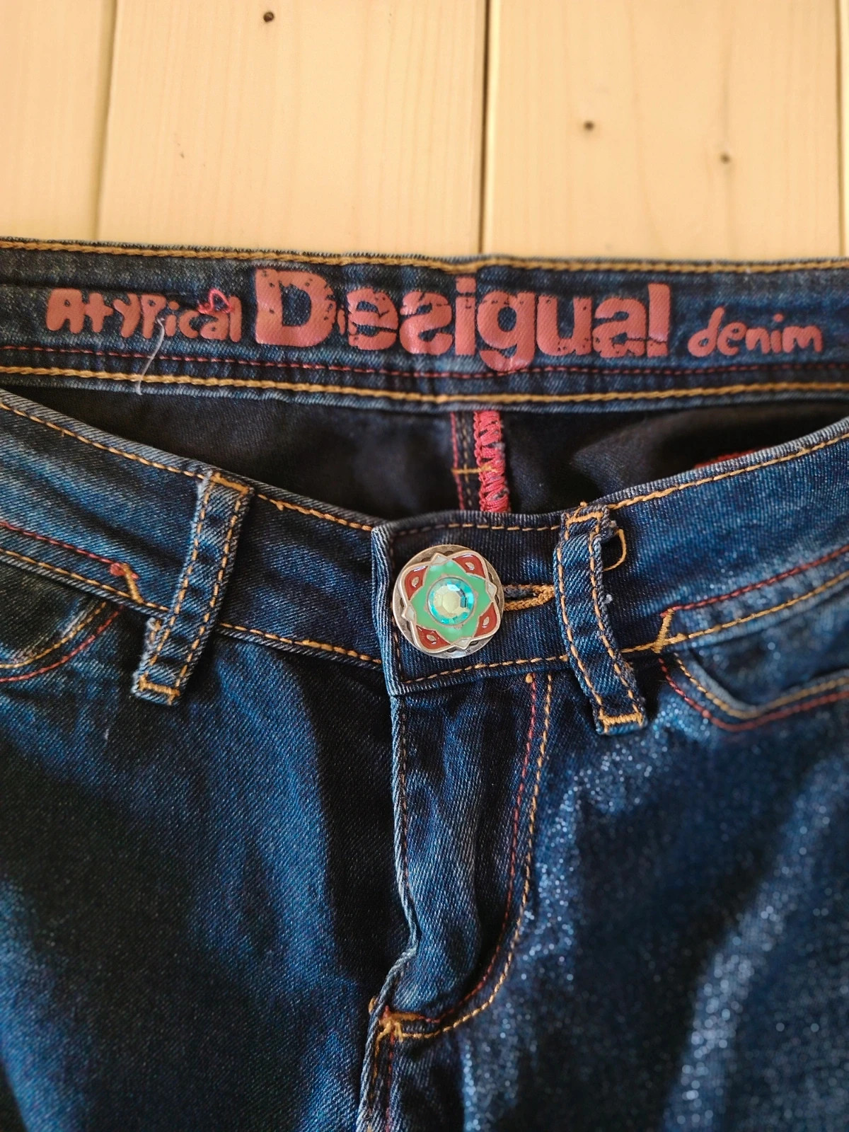Y2k vintage Jean Skinny Desigual – Détails Brodés et Bouton Bijou – Taille 36/38