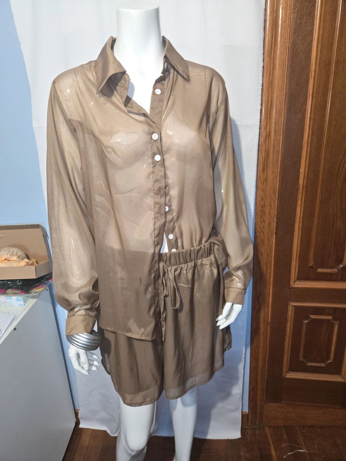 Conjunto de camisa y pantalón corto en color marrón/dorado translúcido, talla XL
