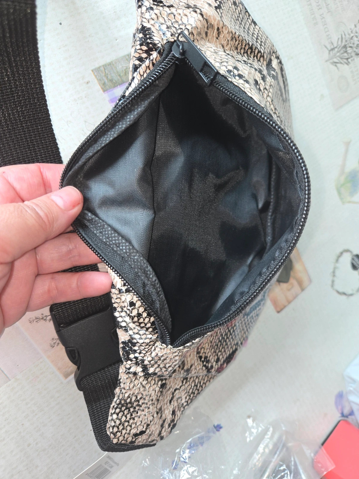 Riñonera con estampado de serpiente / Animal print – Local 4