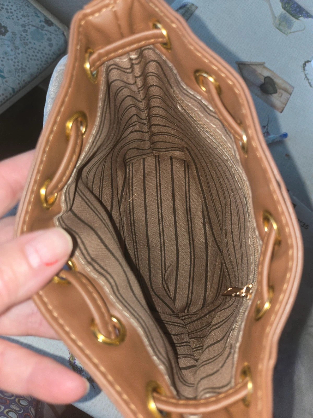 Bolso cubo tipo bombonera de lona y piel marrón / camel Estilo vintage – Local 4