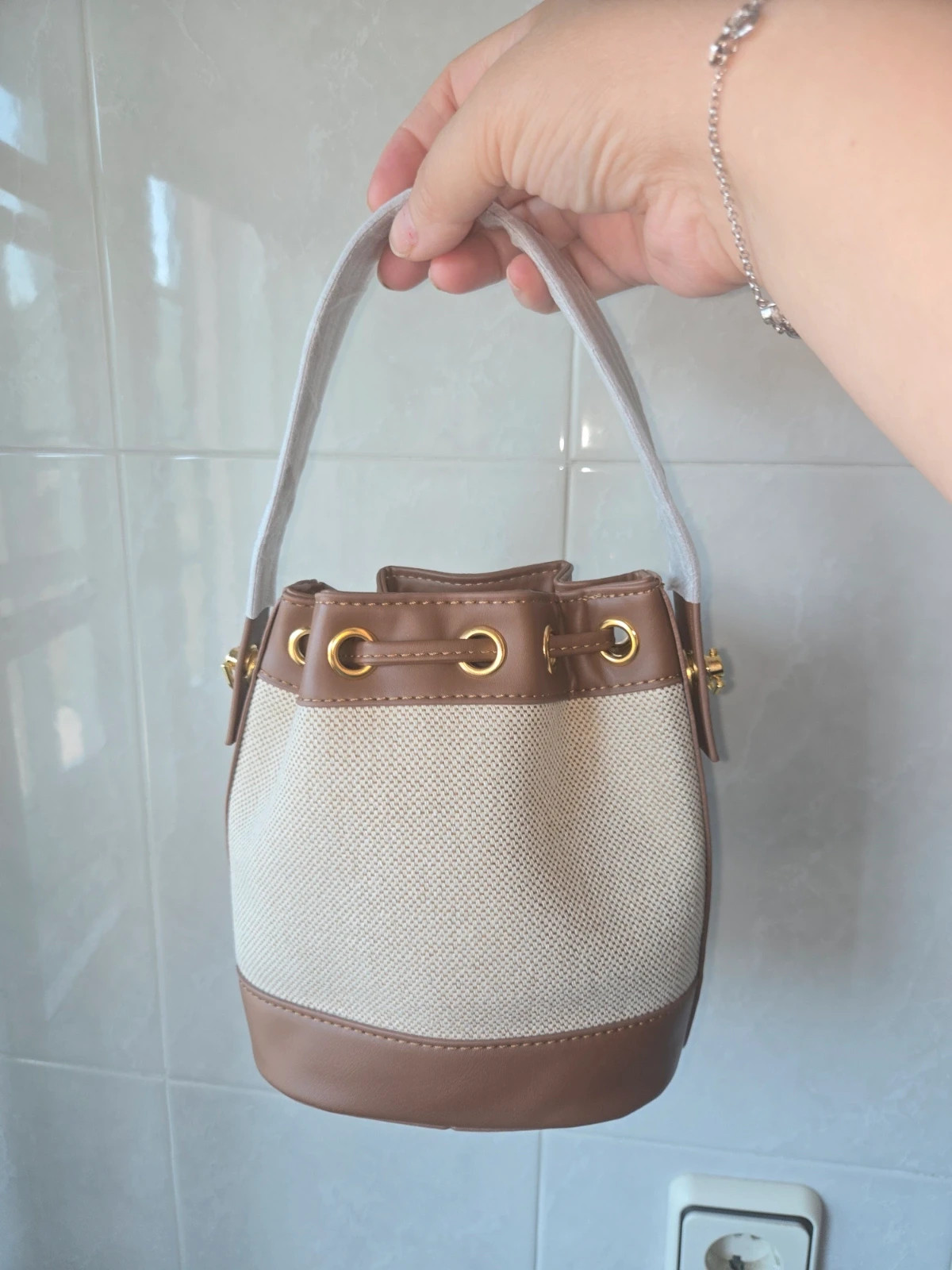 Bolso cubo tipo bombonera de lona y piel marrón / camel Estilo vintage – Local 2