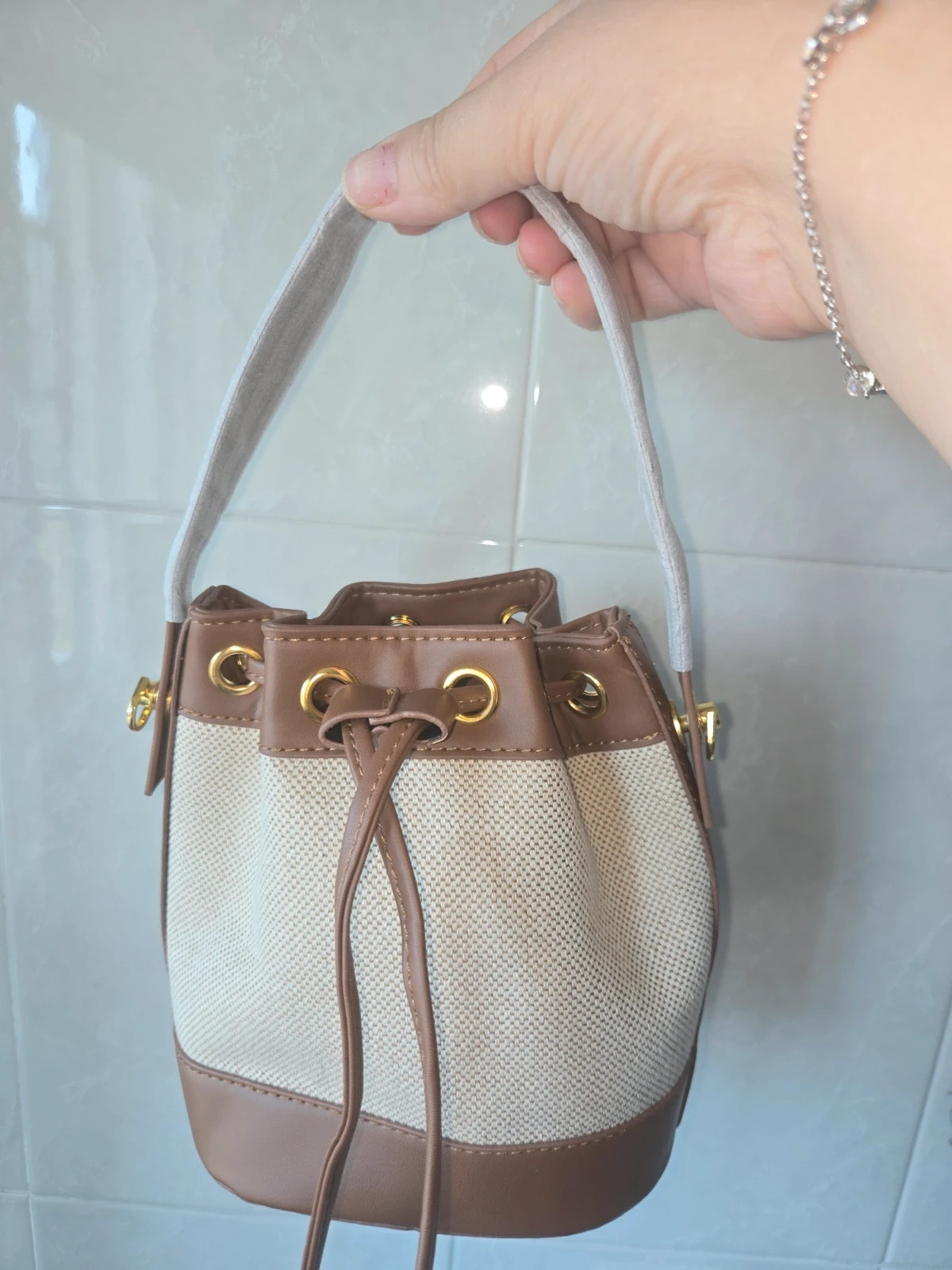 Bolso cubo tipo bombonera de lona y piel marrón / camel Estilo vintage – Local