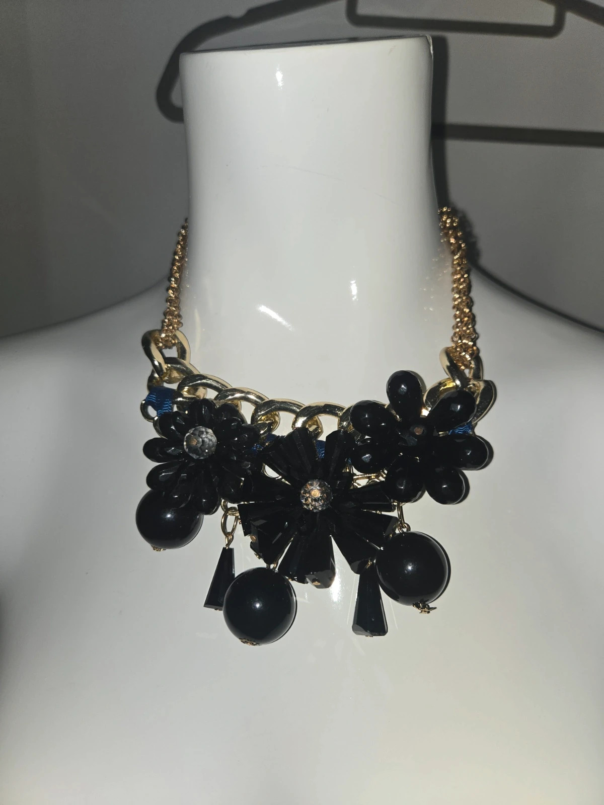 Collar babero de flores negras y cadena dorada (Estilo Statement / Fiesta) – Local 2