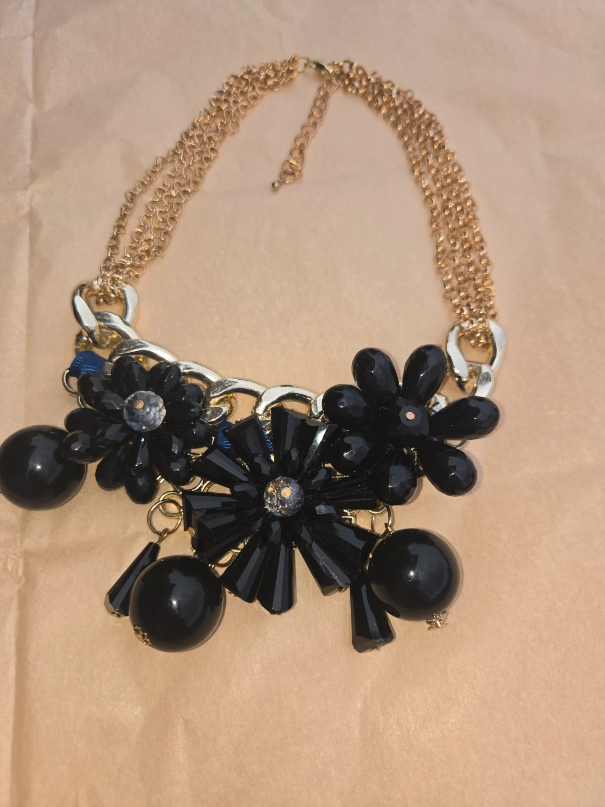 Collar babero de flores negras y cadena dorada (Estilo Statement / Fiesta) – Local