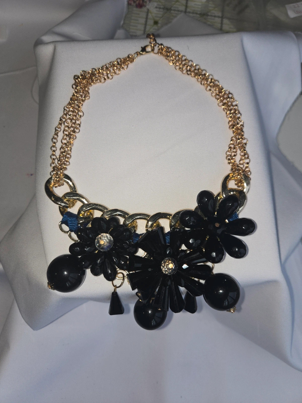 Collar babero de flores negras y cadena dorada (Estilo Statement / Fiesta) – Local 3