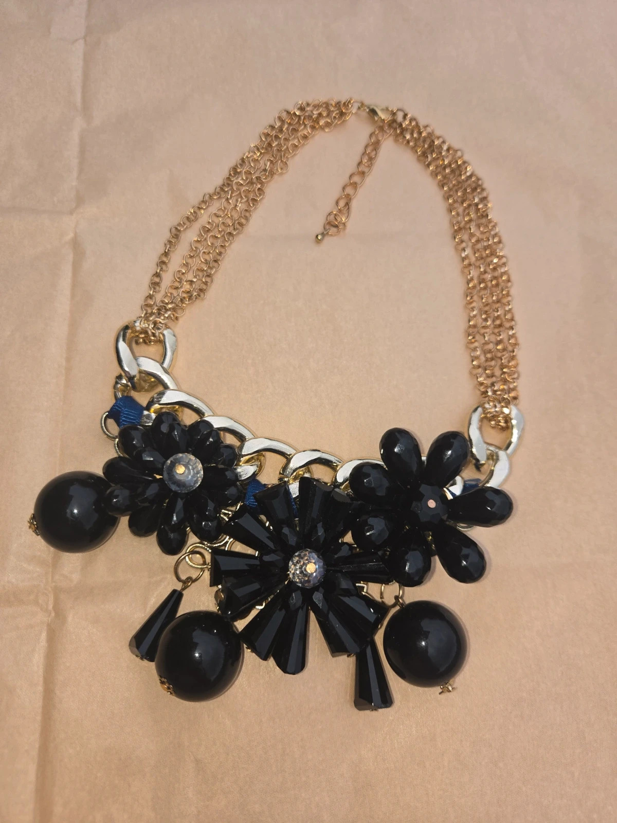 Collar babero de flores negras y cadena dorada (Estilo Statement / Fiesta) – Local 4