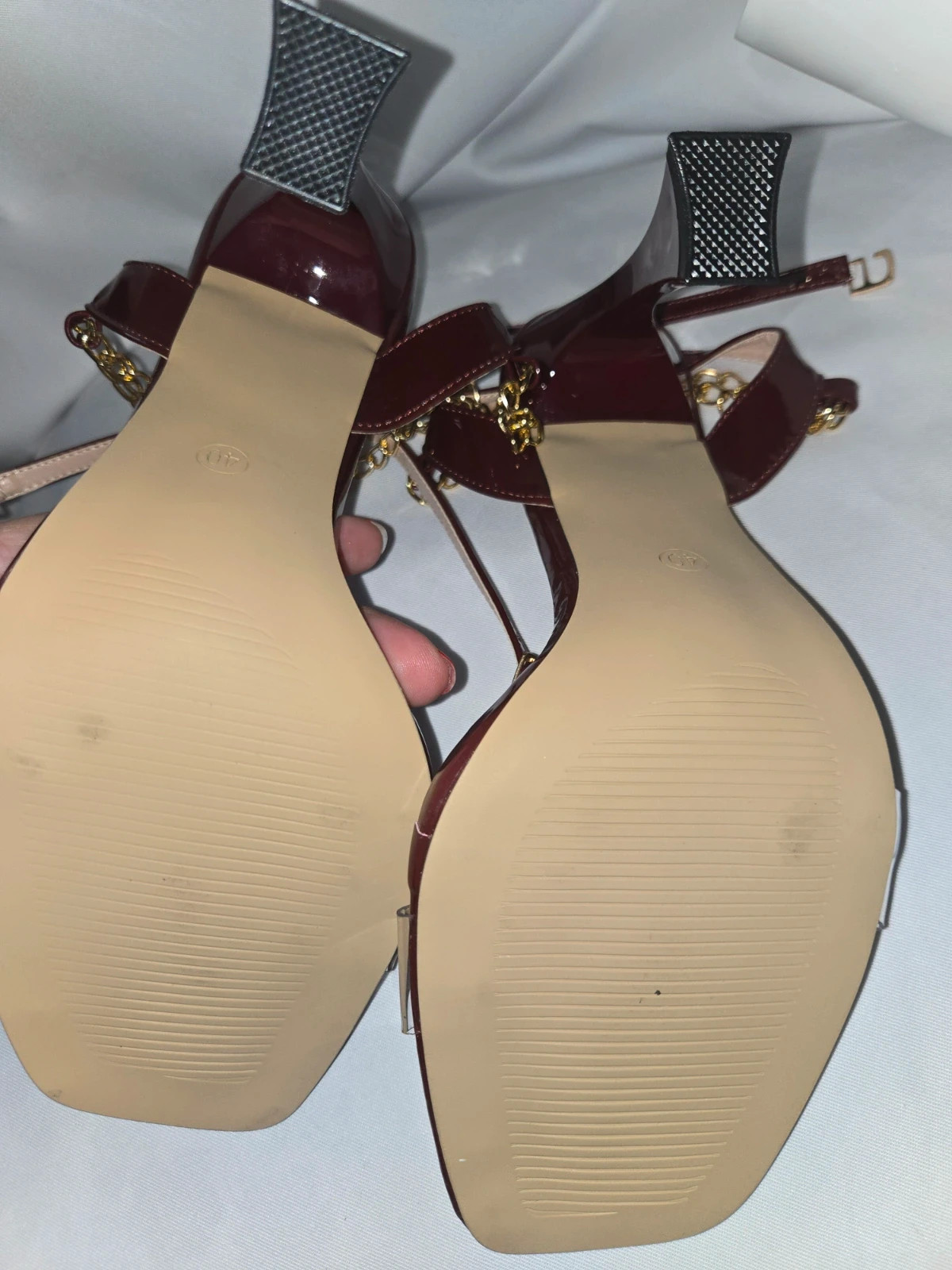 Sandalias de tacón Jin Bei Qi color vino con cadenas doradas y tira transparente T40 – jin bei qi – taille 40 5